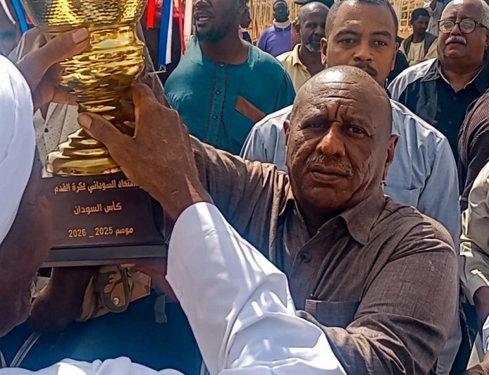 والي الجزيرة يستقبل فريق الأهلي مدني بمدخل المدينة