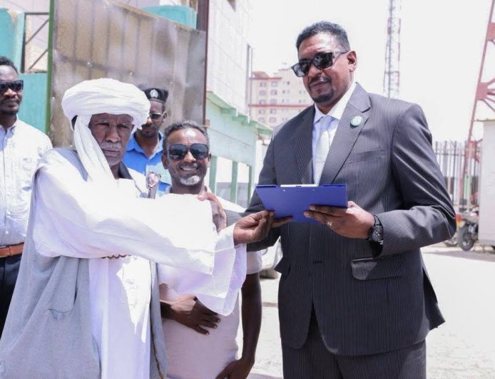 حشد من الصحافيين يسلّم مذكرة احتجاجية للنيابة العامة ببورتسودان 