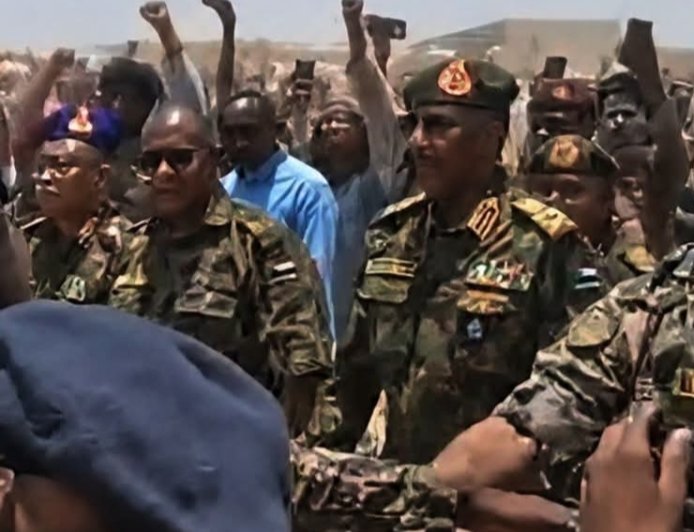 حذر من تهديد المواطنين وحمل السلاح...البرهان يصل منطقة على الحدود السودانية المصرية ويتعهد بحماية المواطنين