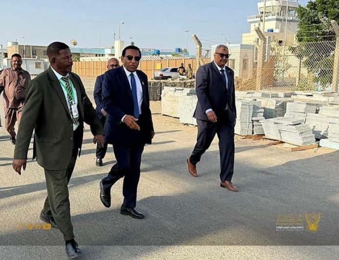 في طريق عودته إلى الخرطوم .. رئيس الوزراء يتفقد مطار بورتسودان    