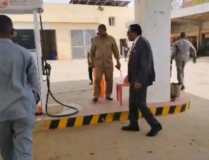 رئيس الوزراء يتفقد محطات الوقود بالخرطوم ويطمئن المواطنين