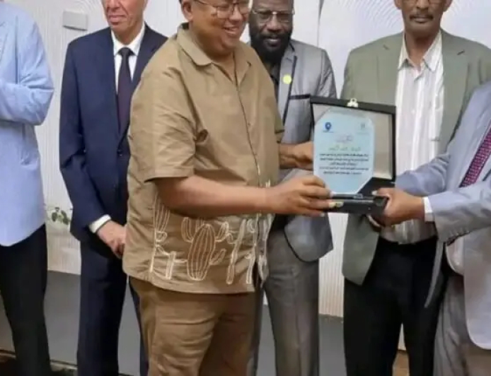 اتحاد الصحفيين السودانيين يكرّم الإعيسر 