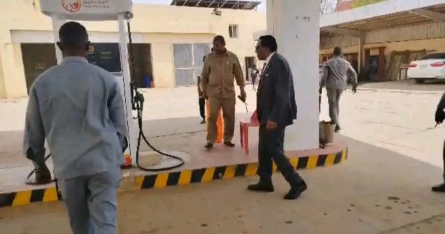 رئيس الوزراء يتفقد محطات الوقود بالخرطوم ويطمئن المواطنين