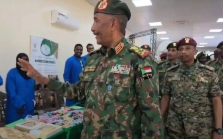 البرهان والعطا يقفان على معرض المهارات الإنتاجية للطلاب في الخرطوم