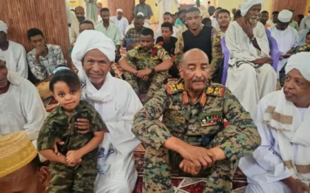 البرهان يفاجئ المصلين في مسجد المناقل ويزور الشكينيبة