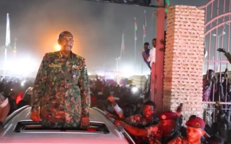 البرهان يحتفل مع المواطنين بمناسبة المولد في (حوش الخليفة) بأم درمان 