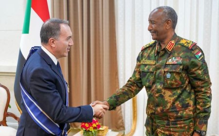البرهان يمنح السفير المصري وسام النيلين من الطبقة الأولى   