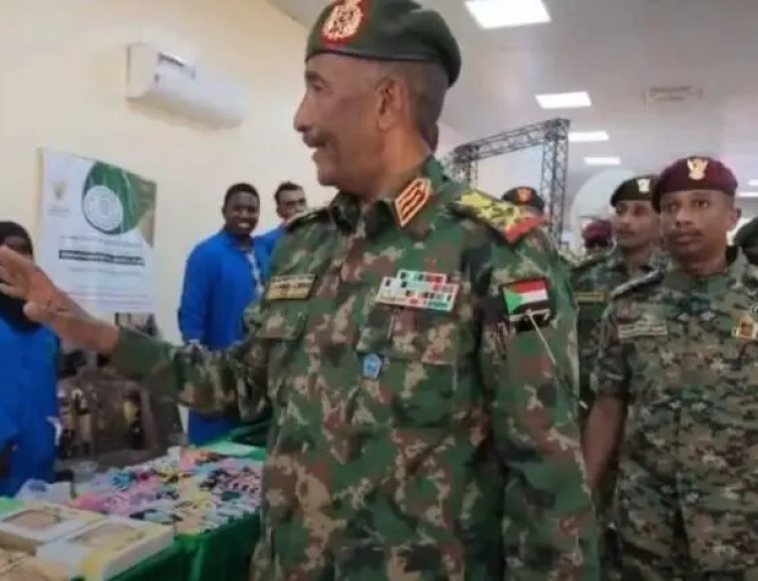 البرهان والعطا يقفان على معرض المهارات الإنتاجية للطلاب في الخرطوم