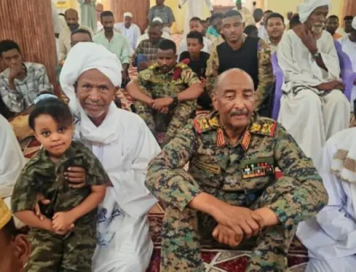 البرهان يفاجئ المصلين في مسجد المناقل ويزور الشكينيبة