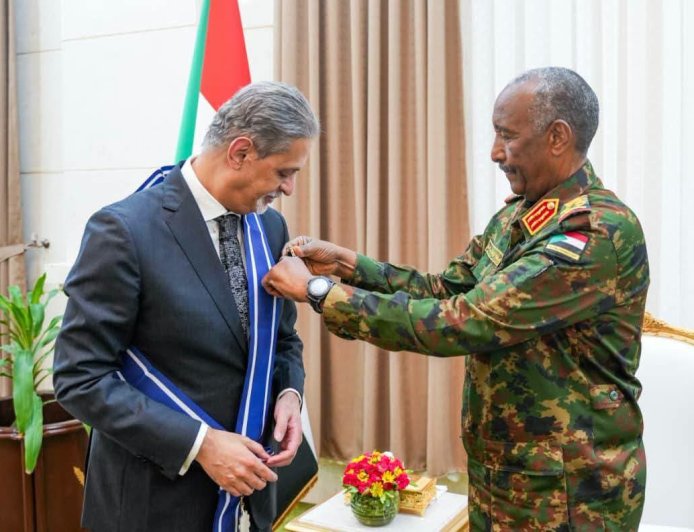 البرهان يمنح السفير المصري وسام النيلين من الطبقة الأولى   