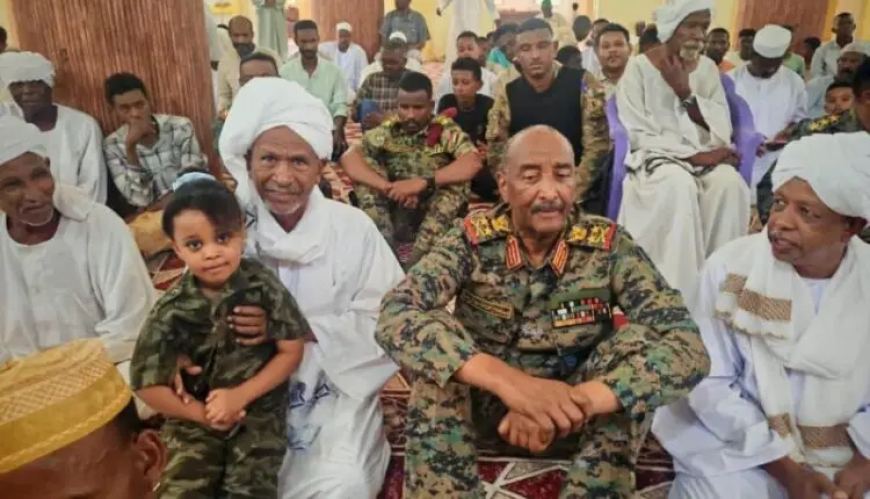 البرهان يفاجئ المصلين في مسجد المناقل ويزور الشكينيبة
