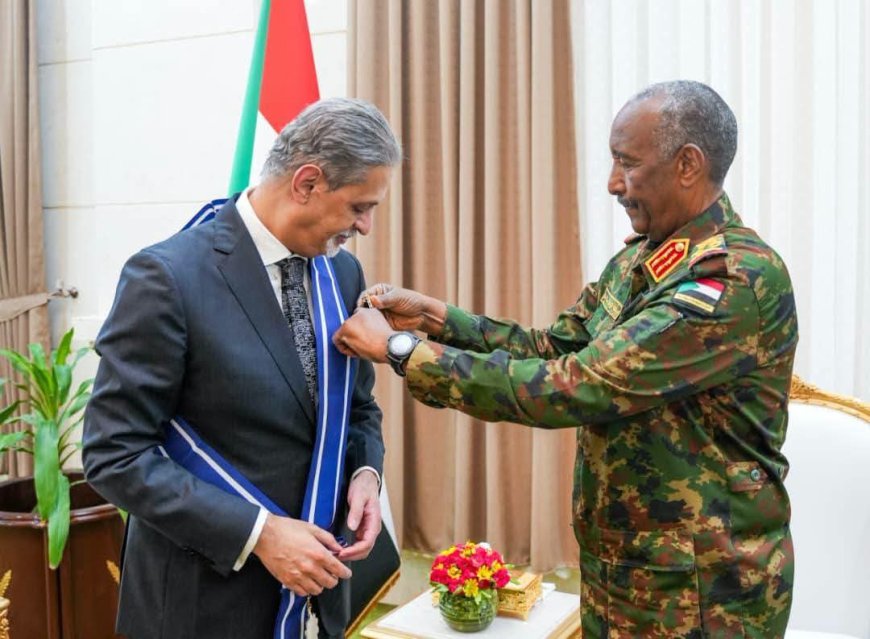البرهان يمنح السفير المصري وسام النيلين من الطبقة الأولى   