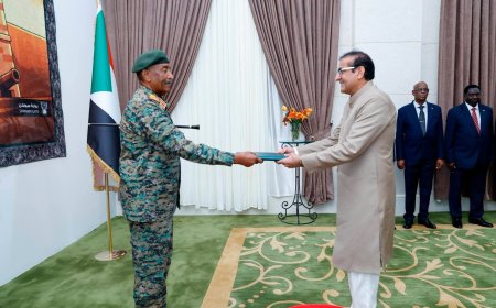 البرهان يتسلم أوراق إعتماد سفير باكستان لدى السودان